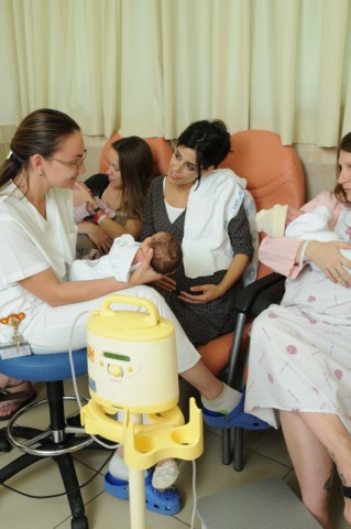 בתמונה: צוות מערך ההיריון והלידה של רמב"ם מדריך יולדות | צילום: דינה אלפסי, יח"צ